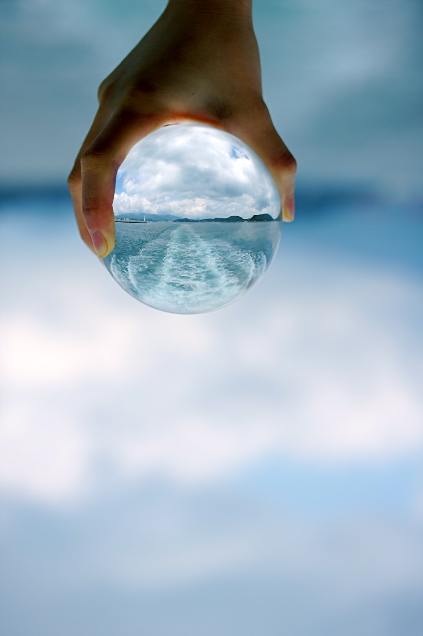 Mir medium. Перевернутый мир. Капля воды. Стеклянный шар в руке. Отражение в капле воды.